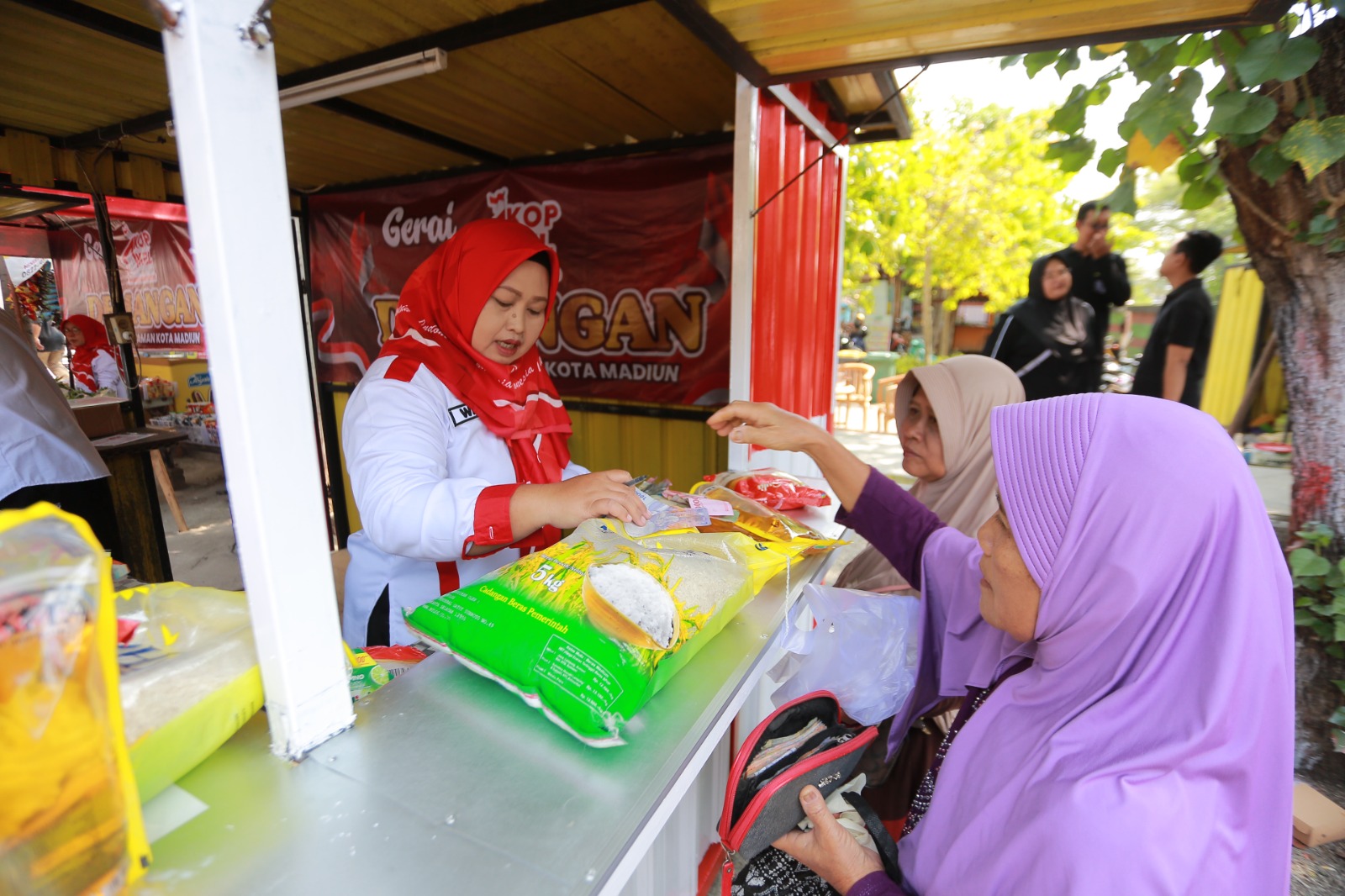 Bulog Kancab Madiun menyiapkan pasokan komoditas pangan untuk pemesanan empat Koperasi Merah Putih di Kota Madiun. BAGAS BIMANTARA/JAWA POS RADAR MADIUN