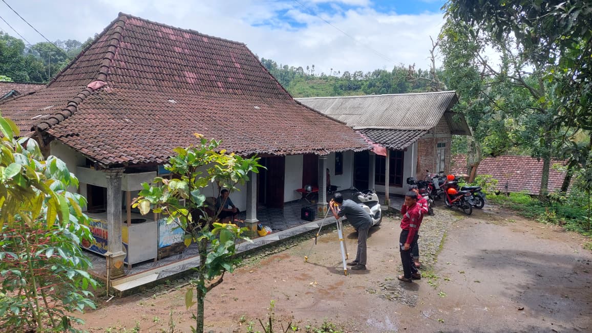 Tim kaji cepat ITS melakukan pemetaan lanjutan menggunakan teknologi LiDAR di titik retakan tanah Dusun Morosowo, Mendak, Dagangan. DIAN RAHAYU/RADAR MADIUN