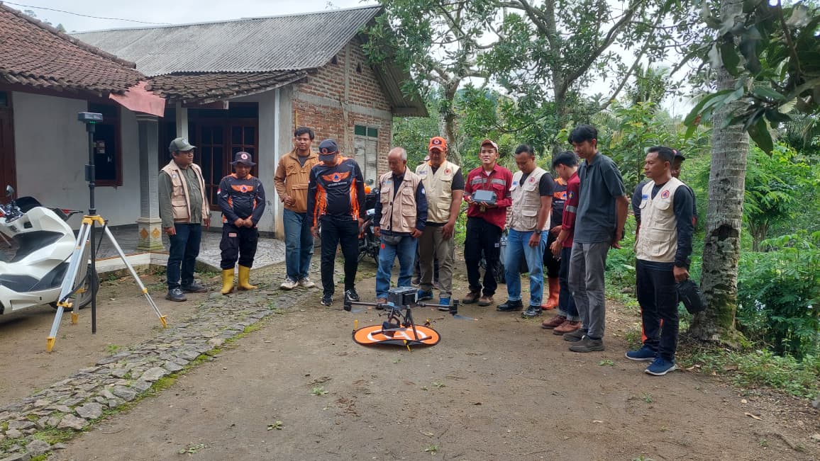 Tim kaji cepat ITS melakukan pemetaan lanjutan menggunakan teknologi LiDAR di titik retakan tanah Dusun Morosowo, Mendak, Dagangan. DIAN RAHAYU/RADAR MADIUN