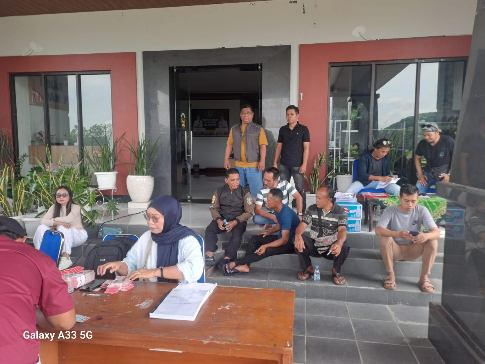 Eks karyawan PT KMBS menerima pencairan tunggakan gaji dan pesangon secara bertahap di kantor Disnakerin Kabupaten Madiun. DISNAKERIN KABUPATEN MADIUN