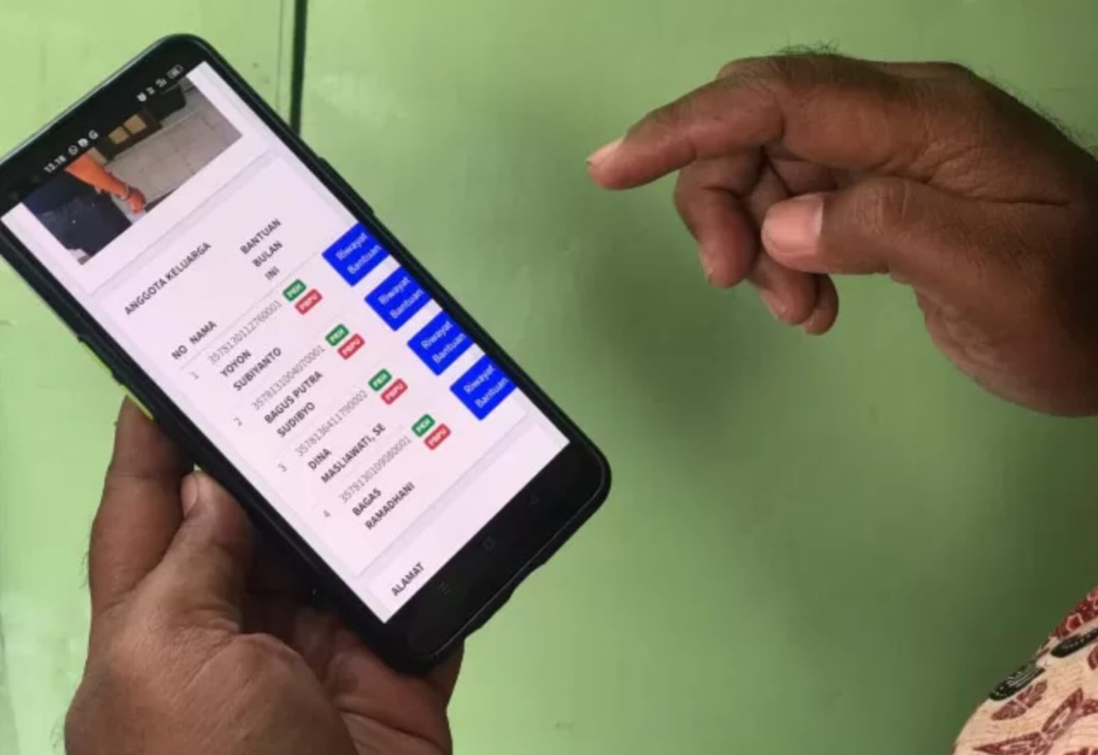 DPRD Pacitan menyoroti penyaluran BLT Kesra, termasuk kewajiban pemasangan stiker penerima sebagai transparansi bantuan. DOK JAWA POS