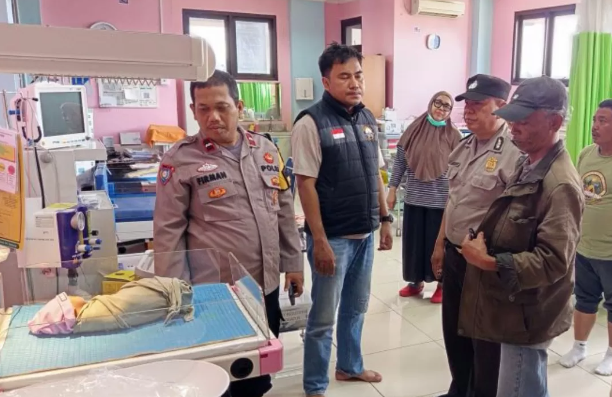 Cipayung, Jakarta Timur, digegerkan oleh penemuan seorang bayi perempuan yang masih hidup di area pembuangan sampah pada Minggu (16/11).