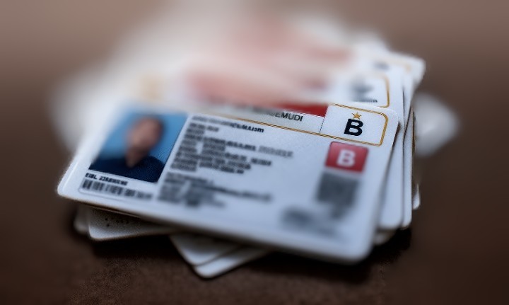 Ilustrasi cerpen bergunjing perihal SIM antara Sakat, Sarban, dan seorang polisi.