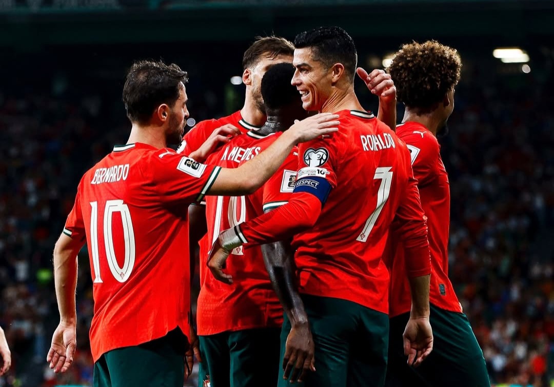 Para pemain Portugal merayakan gol di UEFA Nations League.