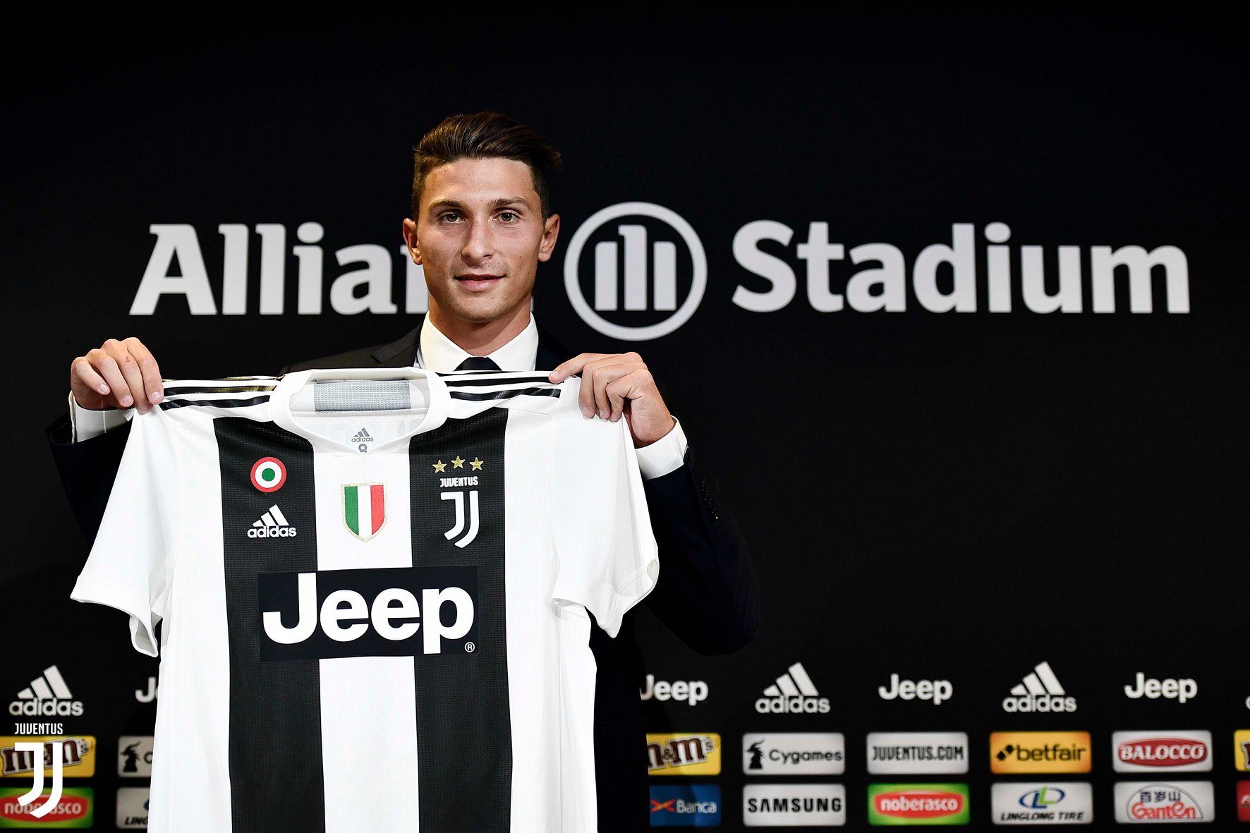 Mattia Caldara ketika direkrut Juventus pada 2017.