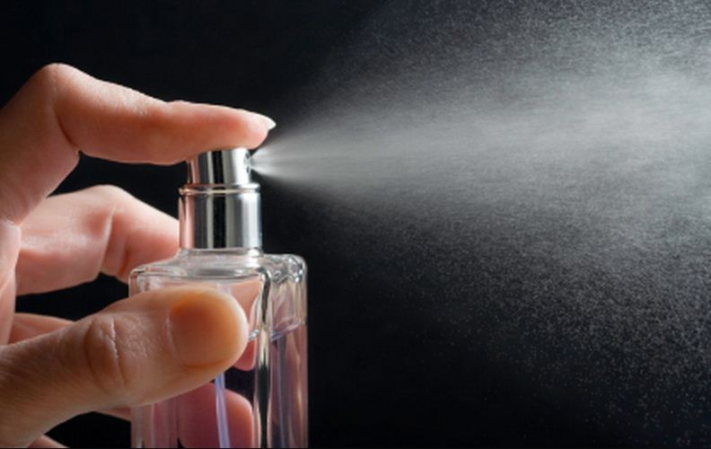 Ilustrasi cara memakai parfum ke tubuh.