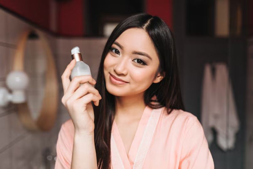 Ilustrasi wanita memilih parfum yang pas.