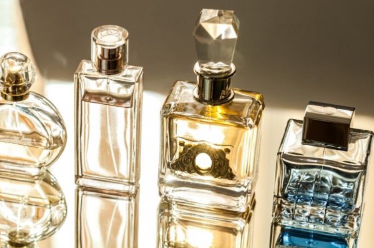 Ilustrasi perbedaan parfum pria dan wanita.