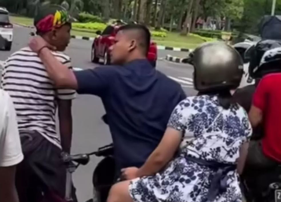 Pengendara motor cekik pesepeda di Cikarang viral.