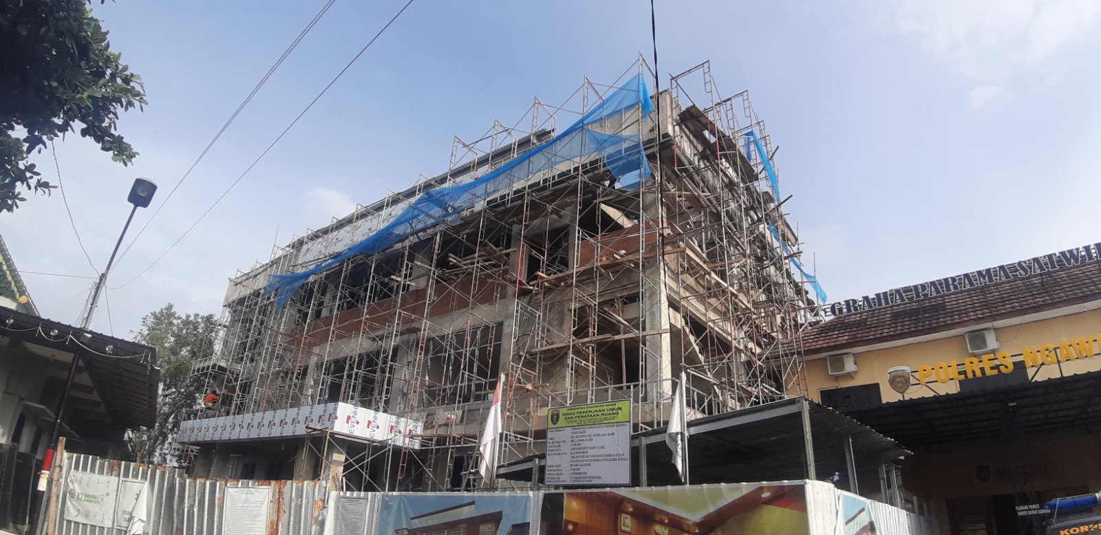 Progres pembangunan Gedung Satreskrim Polres Ngawi minus jauh dari target, memicu evaluasi DPRD. ASEP SYAEFUL BACHRI/JAWA POS RADAR NGAWI