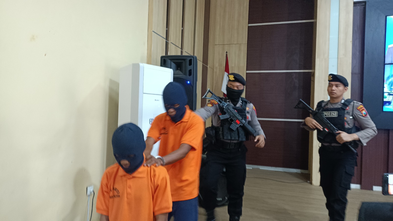 Tersangka sejumlah kasus kriminal dikawal petugas bersenjata Polres Pacitan. Polisi menyebut banyak kasus laten tidak terlaporkan. DOK RADAR PACITAN