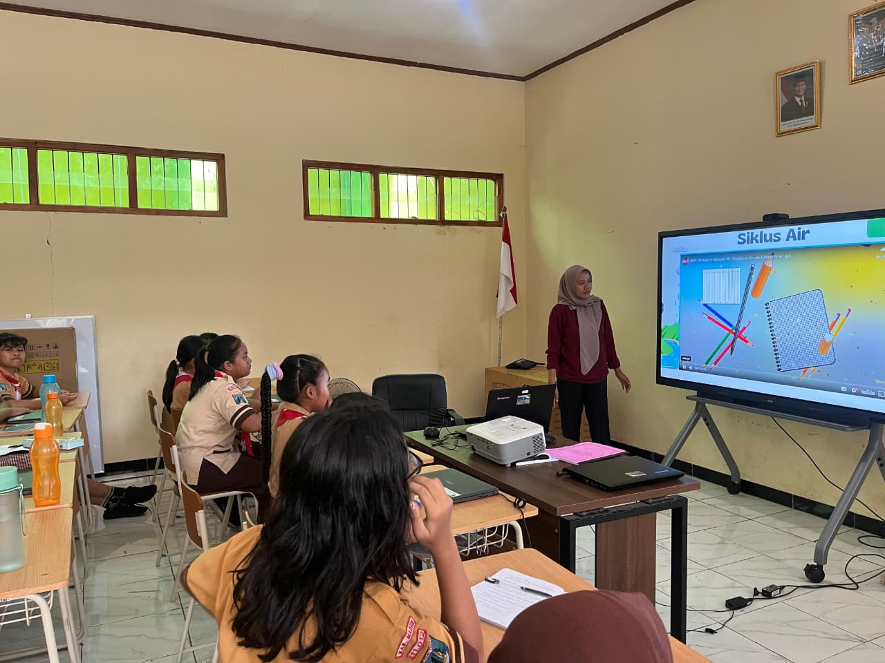 Pelajar Kabupaten Madiun menggunakan smart screen bantuan program digitalisasi pendidikan Presiden Prabowo. Total 480 unit disalurkan untuk PAUD, SD, dan SMP. DIKBUD FOR RADAR MADIUN