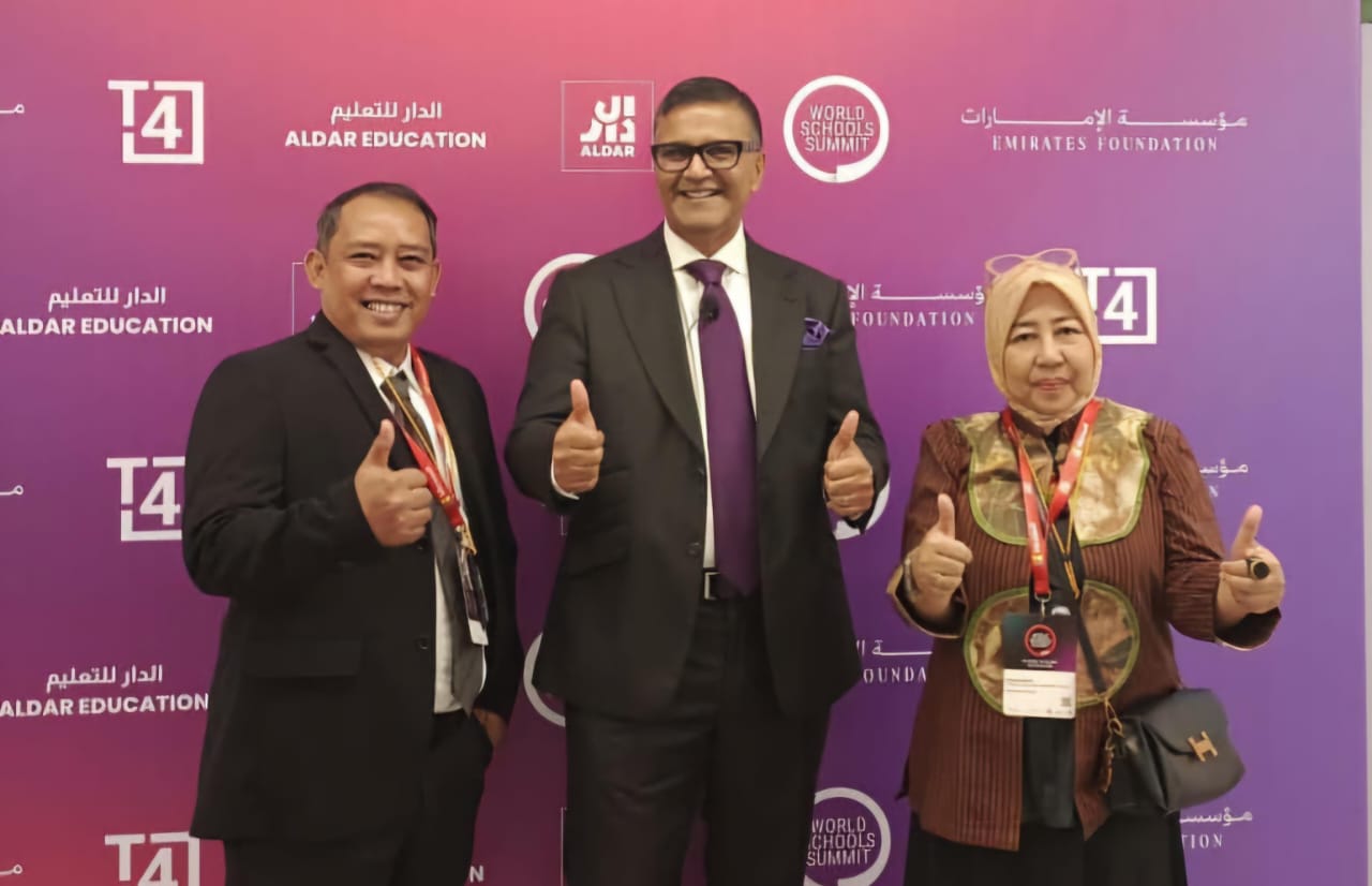 Kepala Sekolah Alam Pacitan Bangun Naruttama dan Kepala PAUD Plus Az Zalfa Suyanti berfoto bersama Founder T4 Education Vikas Pota setelah undangan World School Summit 2025 diterima. ISTIMEWA/RADAR PA