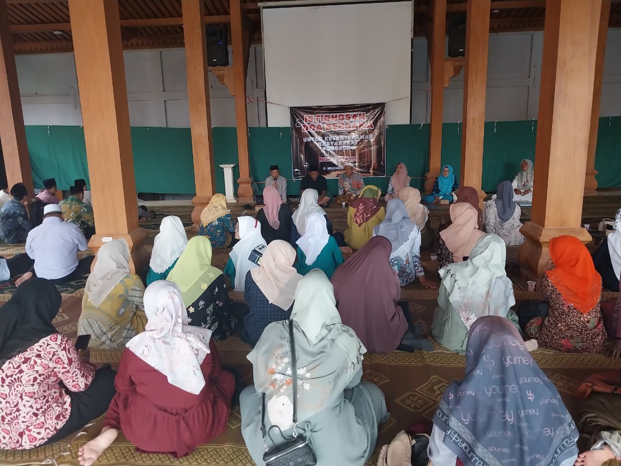 Emak-emak menggelar doa bersama untuk Sugiri Sancoko dan berharap Ponorogo bebas dari korupsi.