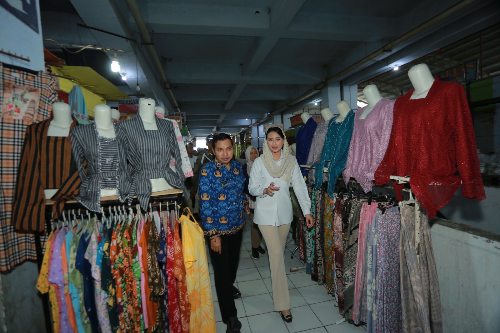 Wamendag Dyah Roro Esti Widya Putri meninjau aktivitas pedagang pakaian di lantai dua Pasar Besar Madiun. BAGAS BIMANTARA/JAWA POS RADAR MADIUN