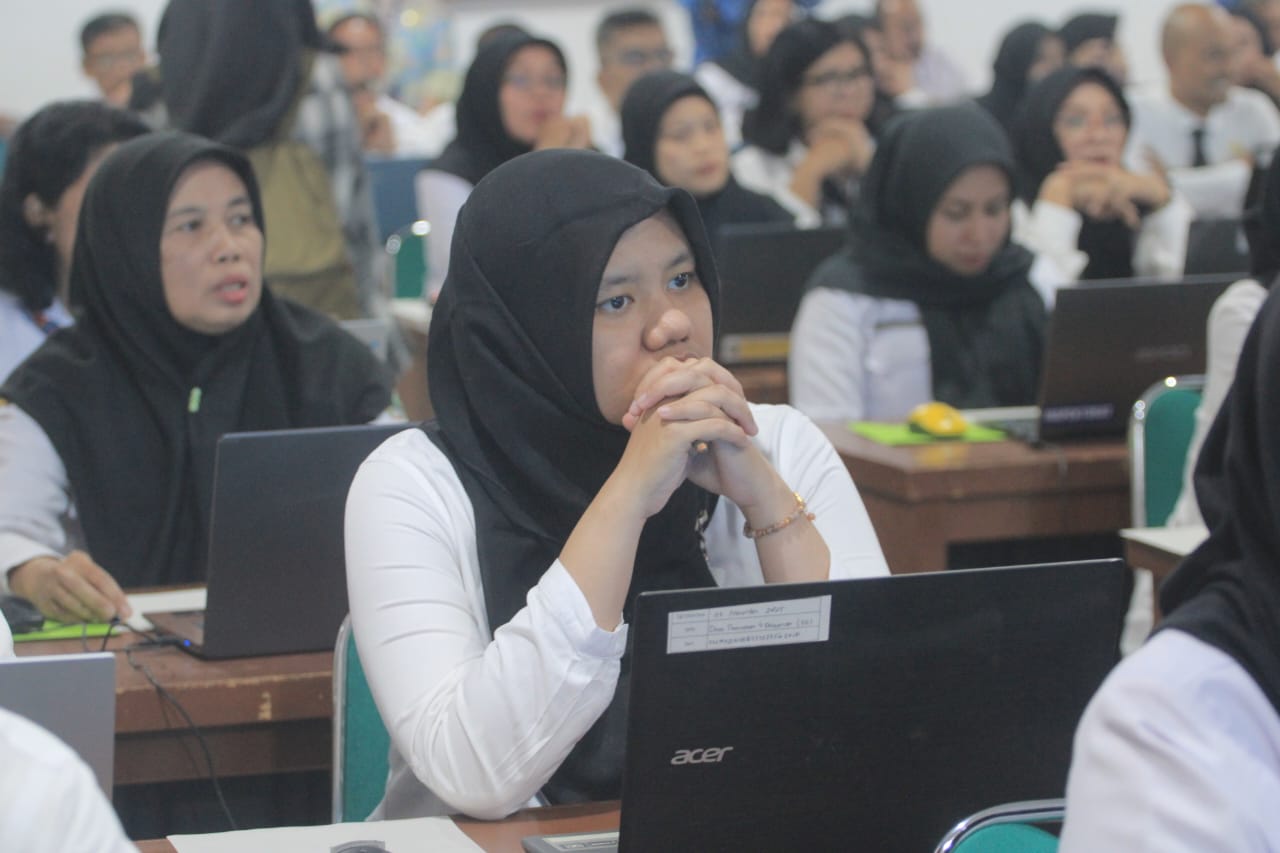 Pegawai Pemkab Magetan mengikuti pemetaan kompetensi berbasis Profiling ASN (ProASN) di ruang Ki Mageti, Senin (17/11). FOTO: AJI PUTRA/RADAR MAGETAN