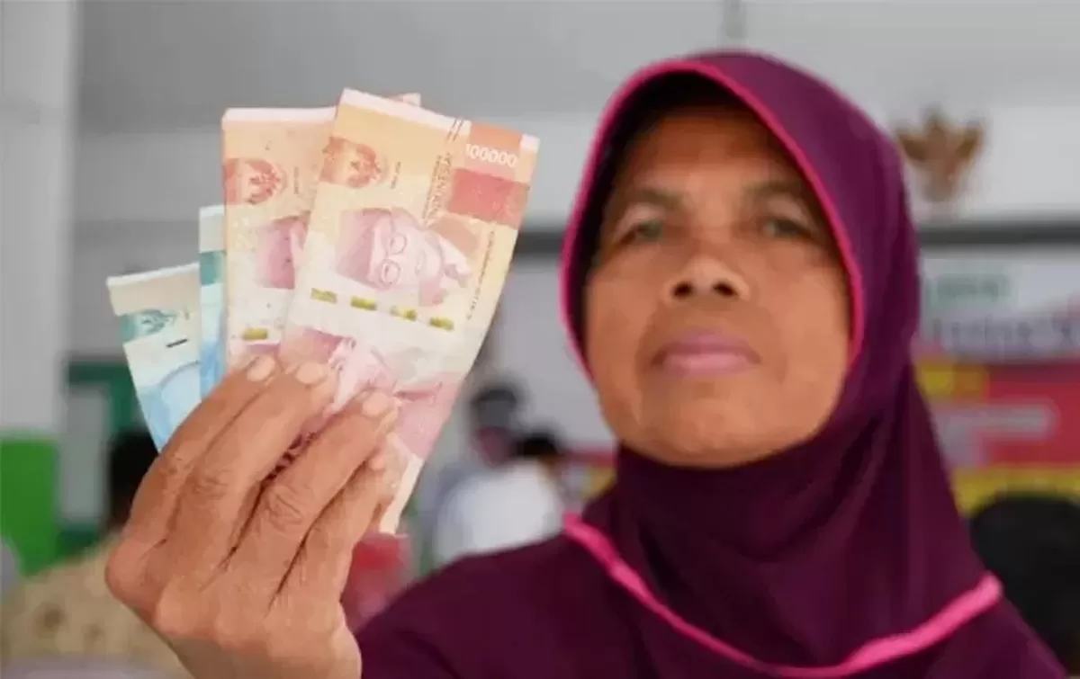 Ilustrasi penyaluran BLT kepada masyarakat.