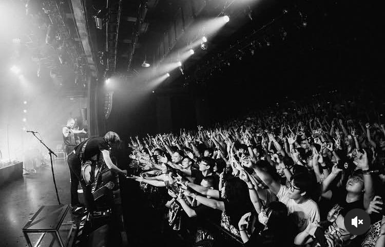Deafheaven, pelopor blackgaze yang berani meleburkan agresi dan keindahan, terus mendefinisikan ulang musik ekstrem modern.