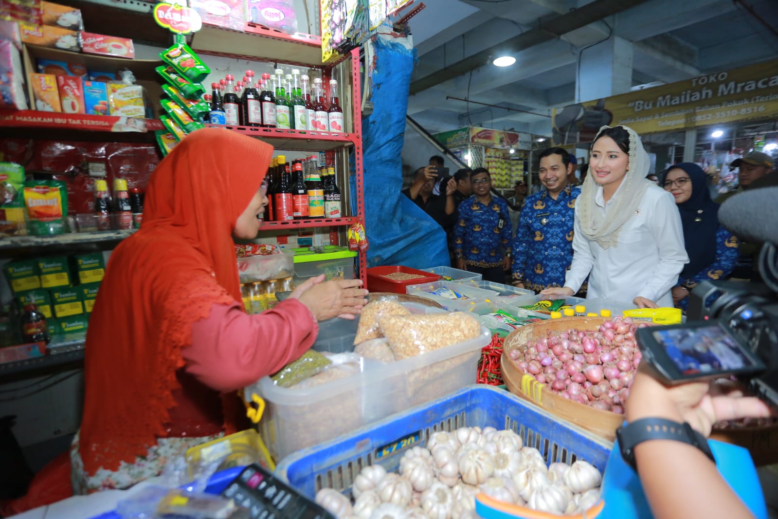 Wamendag Dyah Roro Esti Widya Putri meninjau harga bahan pokok di Pasar Besar Madiun jelang Nataru 2026. BAGAS BIMANTARA/JAWA POS RADAR MADIUN
