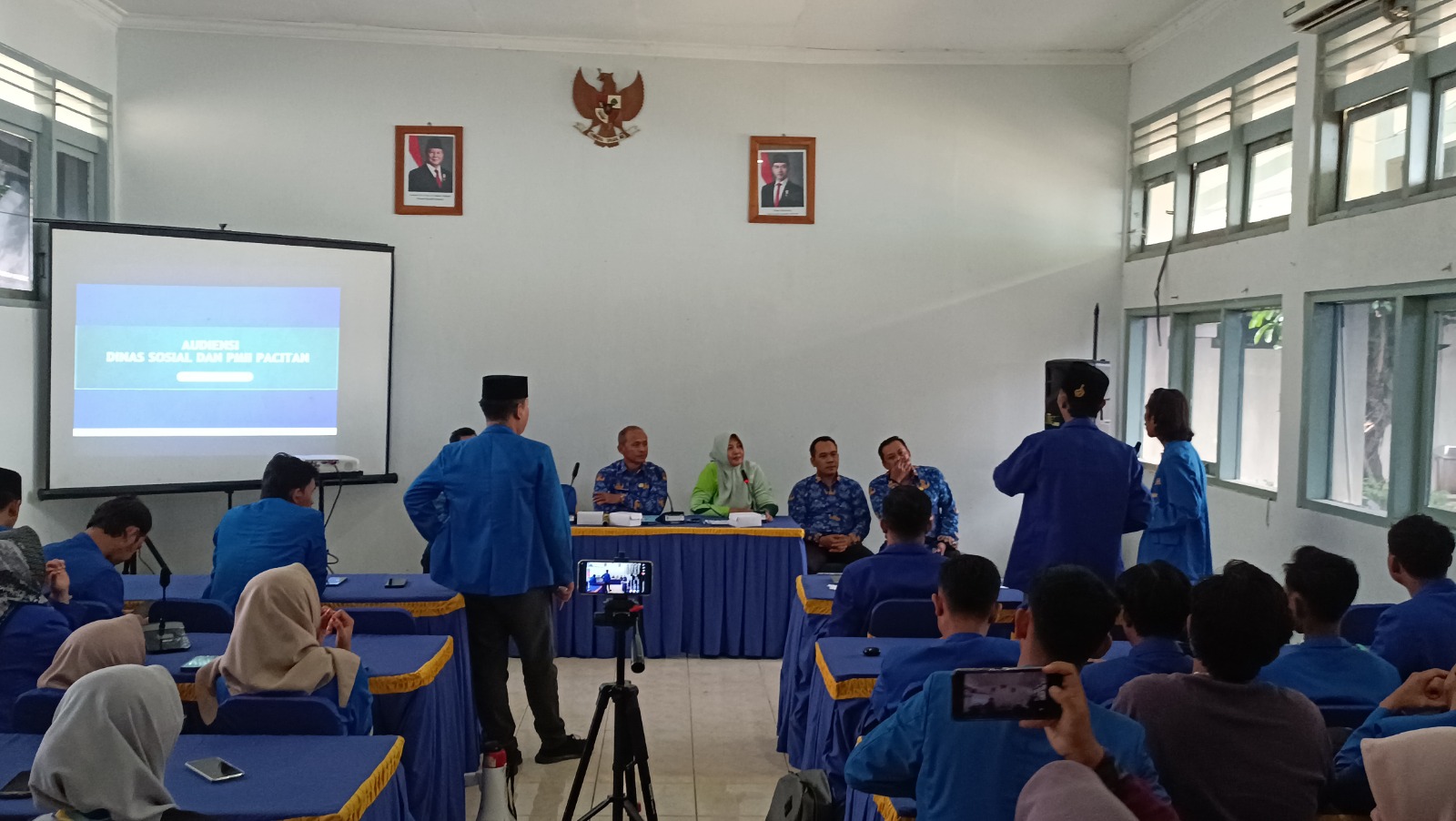 Mahasiswa PMII Pacitan menyampaikan aspirasi terkait transparansi bansos saat berunjuk rasa di kantor Dinsos Pacitan. NUR CAHYONO/RADAR PACITAN