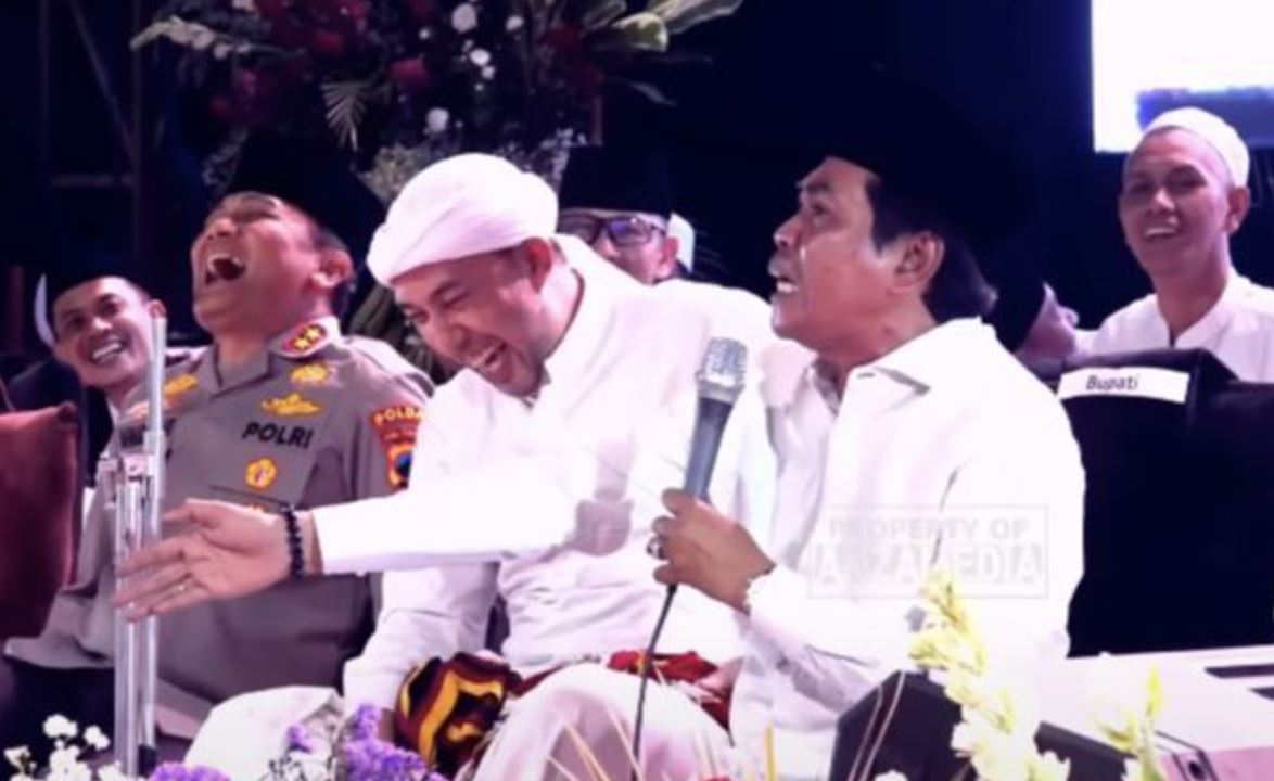 Momen KH Anwar Zahid me-roasting Ahmad Luthfi yang saat itu masih menjabat sebagai Kapolda Jateng. Ia kini menjabat Gubernur Jawa Tengah.