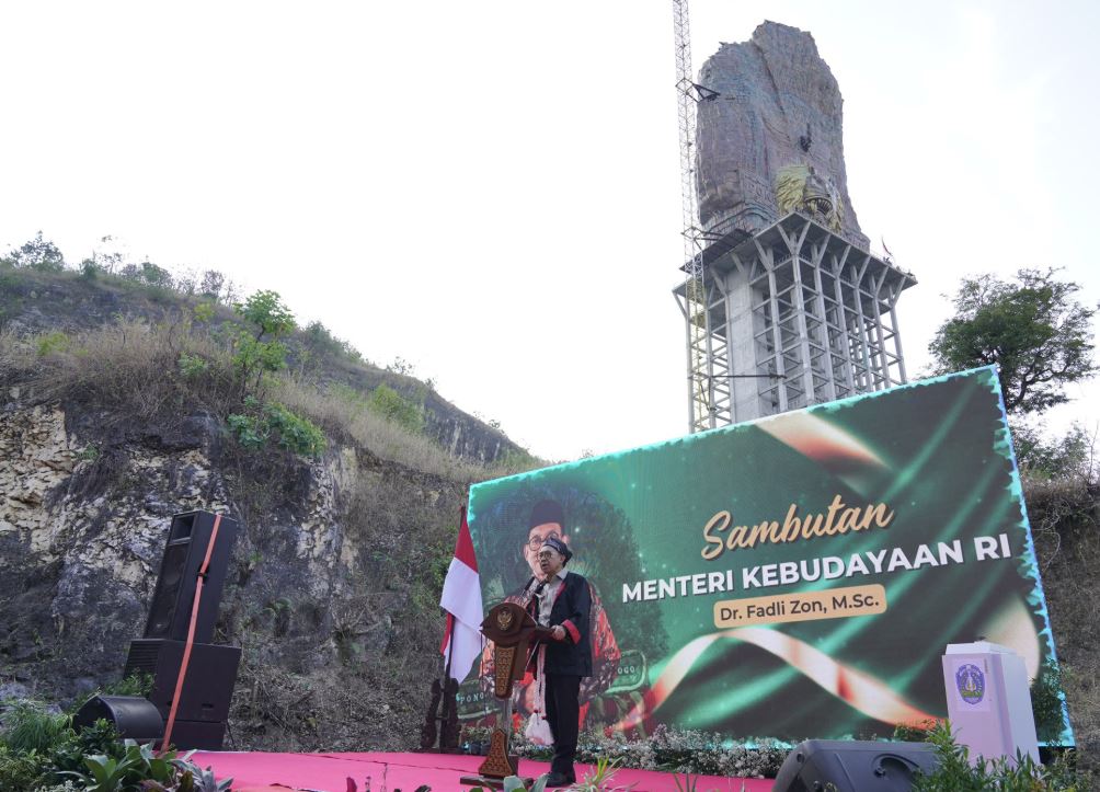 Menteri Kebudayaan RI Fadli Zon saat mengunjungi Monumen Reog dan Museum Ponorogo (MRMP) di Sampung, Ponorogo, pada Agustus lalu. Ia menyaksikan prosesi pemasangan panel pada dadak merak.