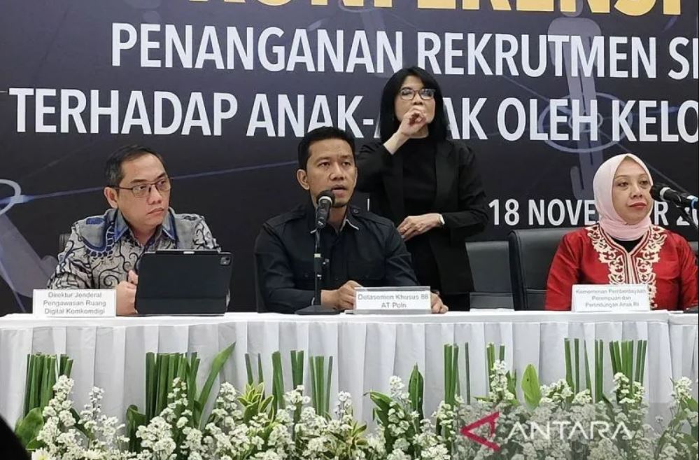 Juru Bicara Densus 88 Antiteror Polri AKBP Mayndra Eka Wardhana (tengah) berbicara dalam konferensi pers di Gedung Bareskrim Polri, Jakarta, Selasa (18/11/2025).