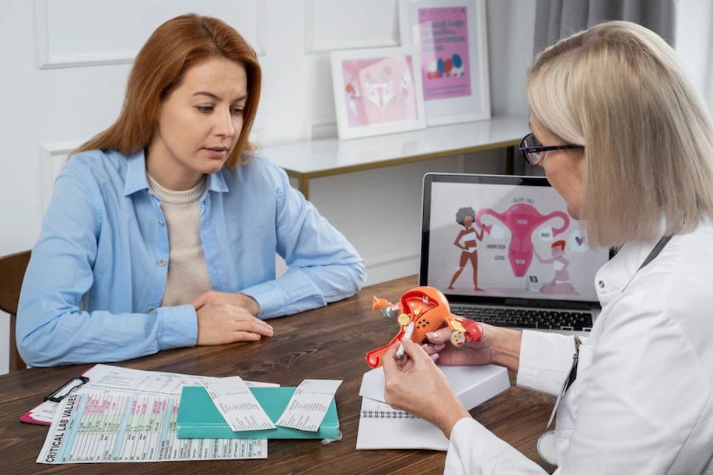 HPV dapat menular dari lingkungan. Pakar UI ungkap temuan mengejutkan dan pentingnya vaksinasi.