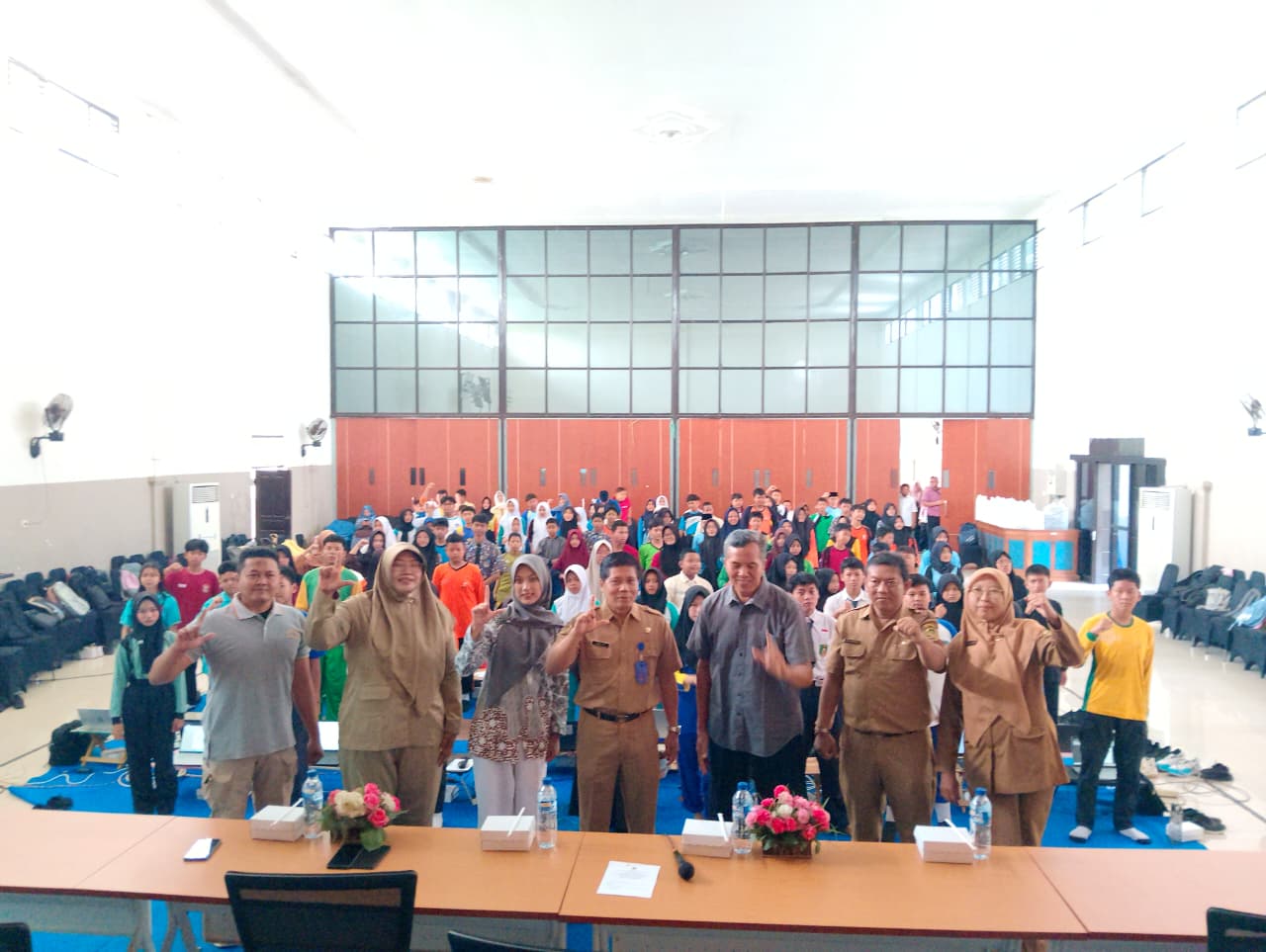 SEMANGAT: Kabid Pembinaan SMP Arief Indrokaryoto membuka Lomba Menulis Cerpen jenjang SMP dalam rangka peringatan HGN di Gedung Dwija Hayu Dikbud, Selasa (18/11).