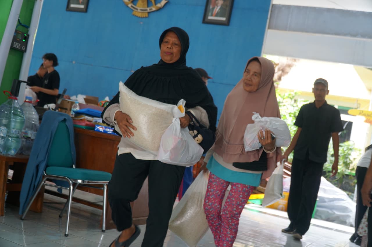 Bulog bersama kelurahan menyalurkan bantuan pangan Oktober&ndash;November kepada warga di Nambangan Lor, kemarin (17/11). DISKOMINFO KOTA MADIUN