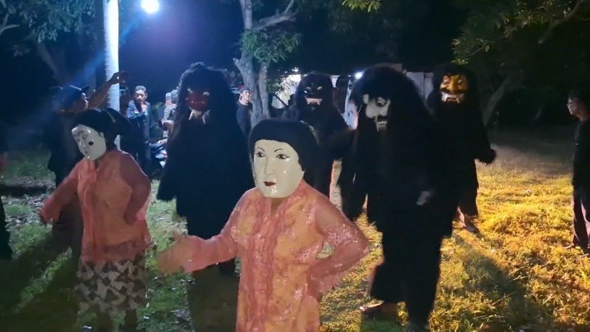 Pertunjukan tari dongkrek di Situs Rumah Palang, Desa Mejayan, yang menjadi cikal bakal lahirnya kesenian dongkrek. DIAN RAHAYU/RADAR MADIUN