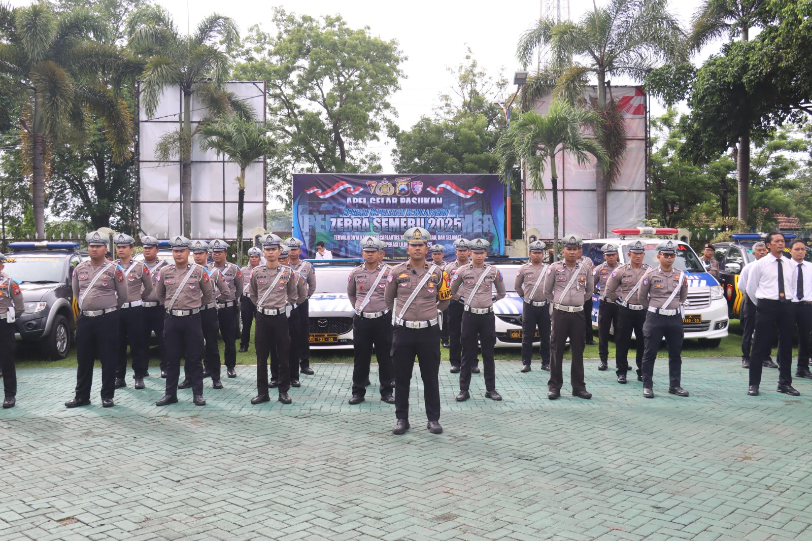 Polres Magetan menggelar apel Operasi Zebra Semeru 2025 dengan fokus pada delapan pelanggaran prioritas untuk menekan angka kecelakaan. AJI PUTRA/RADAR MAGETAN