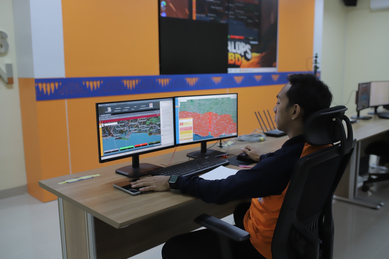 Petugas BPBD Pacitan memantau kondisi kegempaan. Sepanjang November tercatat 68 kali gempa di wilayah setempat. FOTO: ISTIMEWA