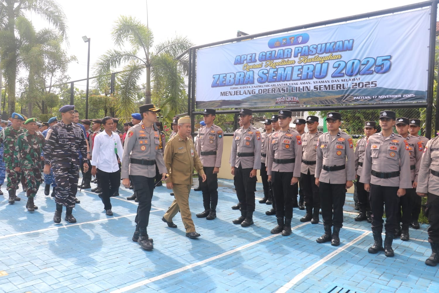Kapolres Pacitan AKBP Ayub Diponegoro Azhar bersama Sekda Pacitan Heru Wiwoho mengecek kesiapan personel Operasi Zebra Semeru 2025. FOTO: ISTIMEWA