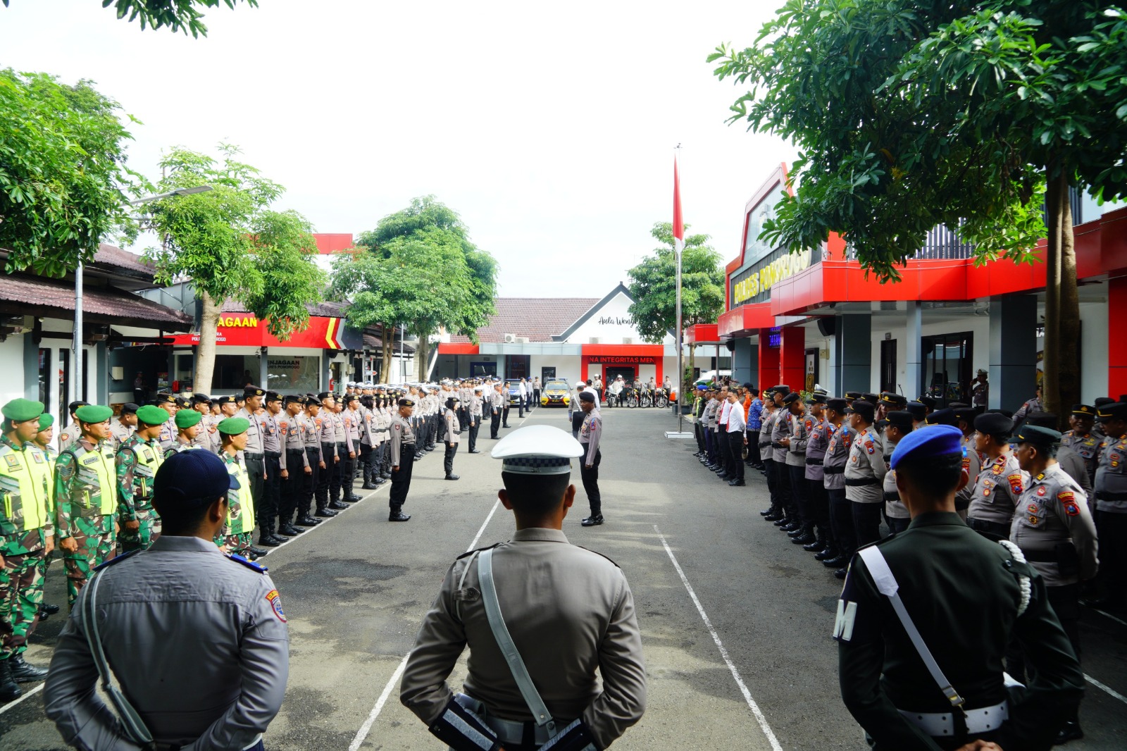 Petugas gabungan Polres Ponorogo, TNI, dan Pemkab saat apel Operasi Zebra Semeru 2025. HUMAS POLRES UNTUK JAWA POS RADAR PONOROGO