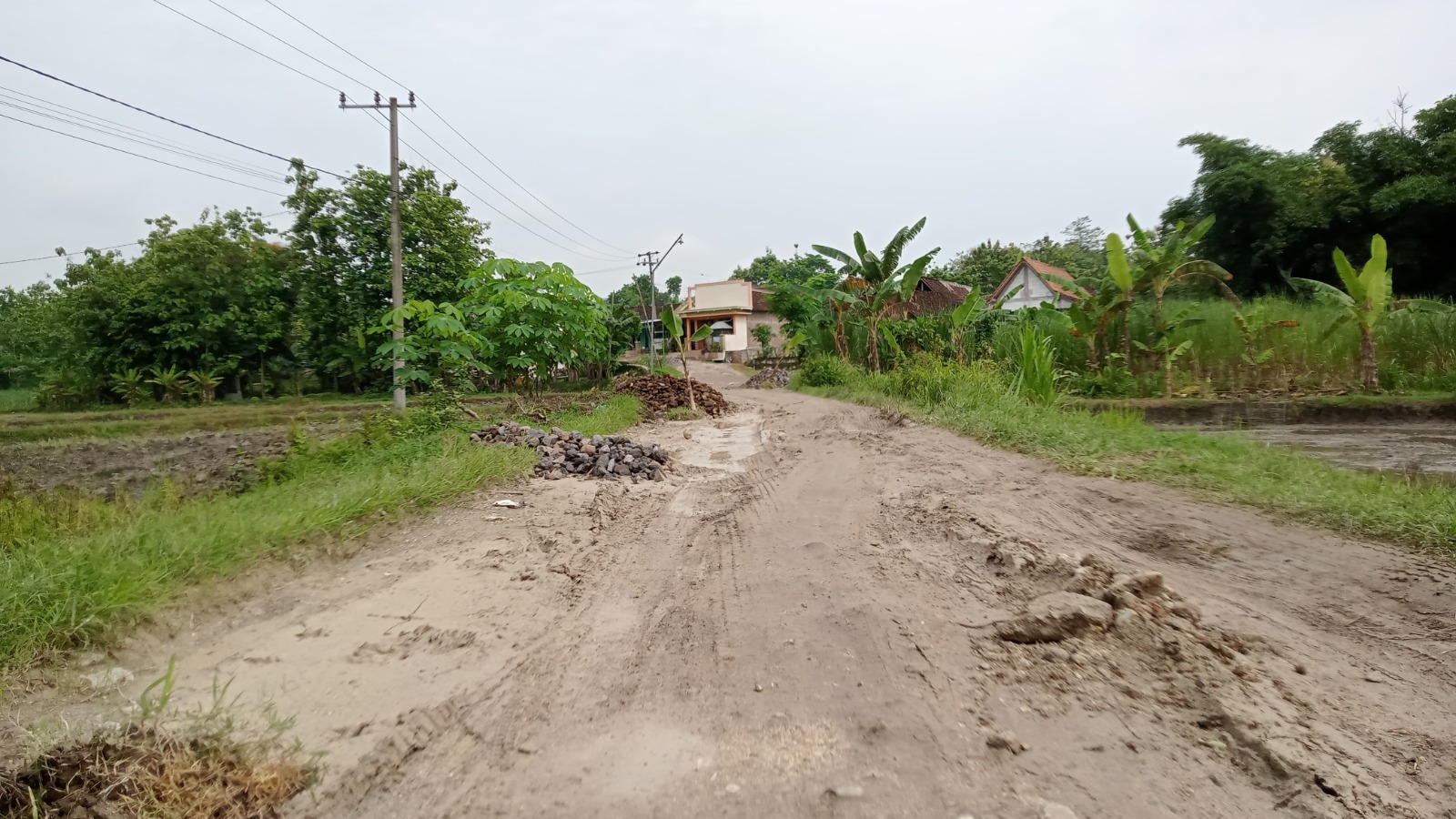 Penanganan darurat jalan rusak di Dusun Gemporapah, Selopuro, Pitu, dengan urugan batu dan tanah, kemarin (17/11). ULUL RUBIYATUN/JAWA POS RADAR NGAWI