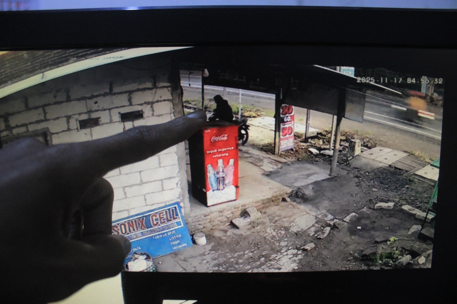 Detik-detik pelaku curanmor membawa kabur Honda Supra X milik pedagang pecel di Maospati terekam jelas melalui kamera CCTV di sekitar lokasi kejadian. REPRO: AJI PUTRA/RADAR MAGETAN