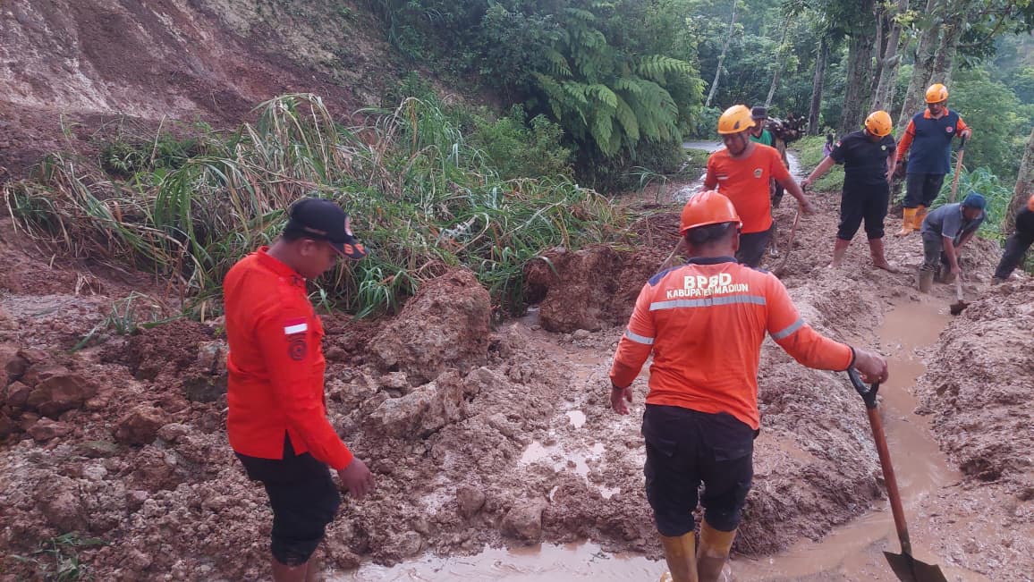 Material longsoran menutup akses jalan Dusun Kandangan, Desa Kare, Selasa (18/11). Jalur alternatif Madiun&ndash;Ponorogo via Kare&ndash;Ngebel sempat lumpuh total. DIAN RAHAYU/RADAR MADIUN