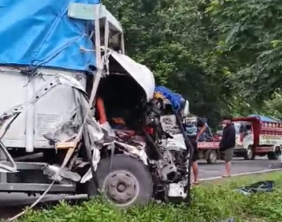 Kondisi kendaraan yang terlibat kecelakaan di Jalan Raya Ngawi-Solo Selasa (18/11).