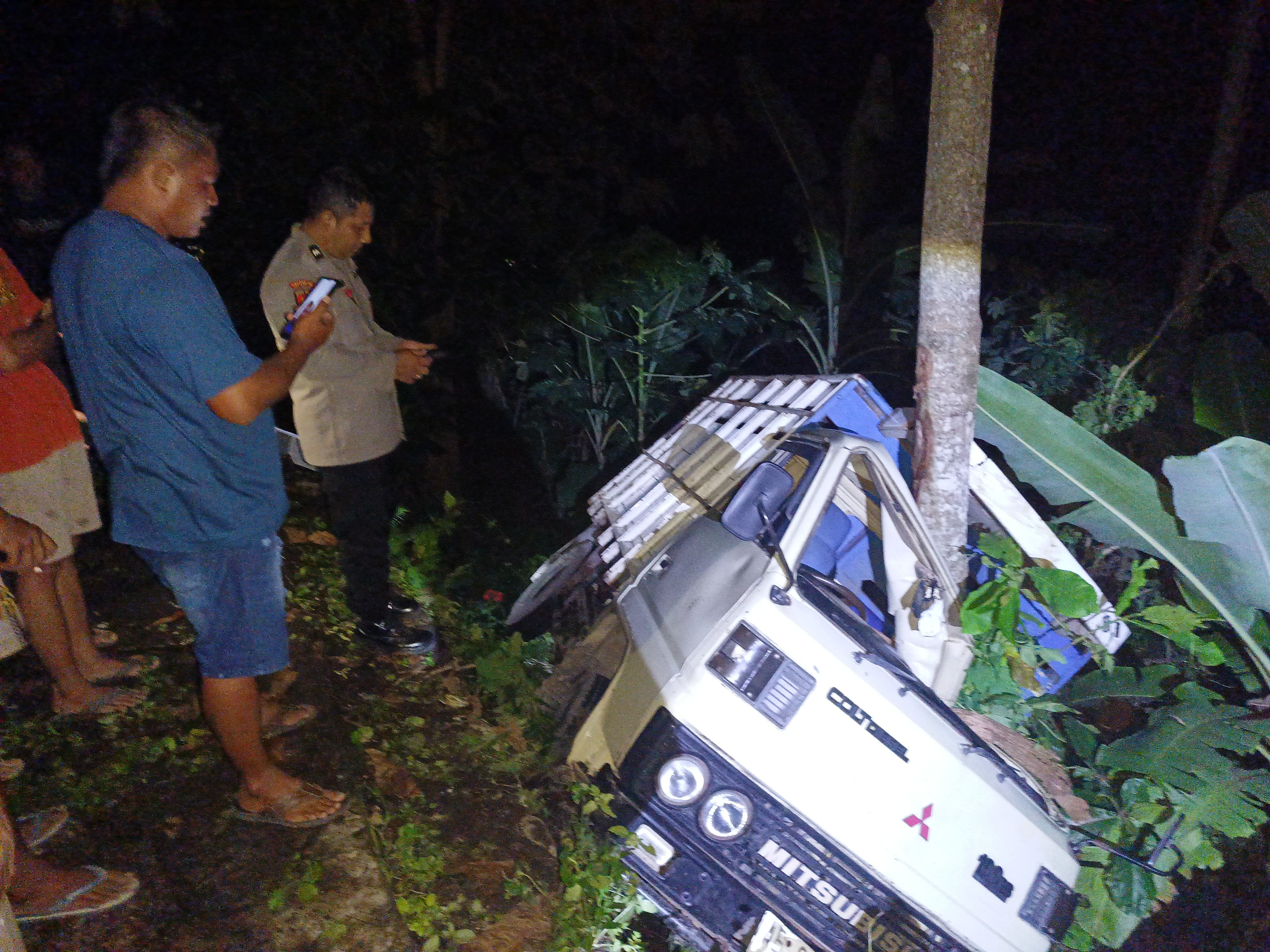 Kondisi truk engkel Mitsubishi AE-9593-NK yang jatuh ke lereng sedalam tujuh meter di kawasan JLS Watu Pundung, Ngadirojo, Selasa (18/11). Sopir selamat. FOTO: POLSEK NGADIROJO