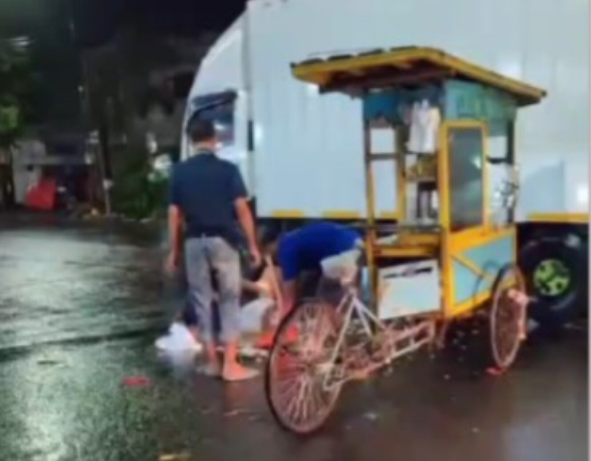 Warga membantu pedagang nasi goreng yang gerobaknya ditabrak pemotor di simpang tiga Gajah Mada&ndash;Urip Sumoharjo, Minggu malam (16/11).