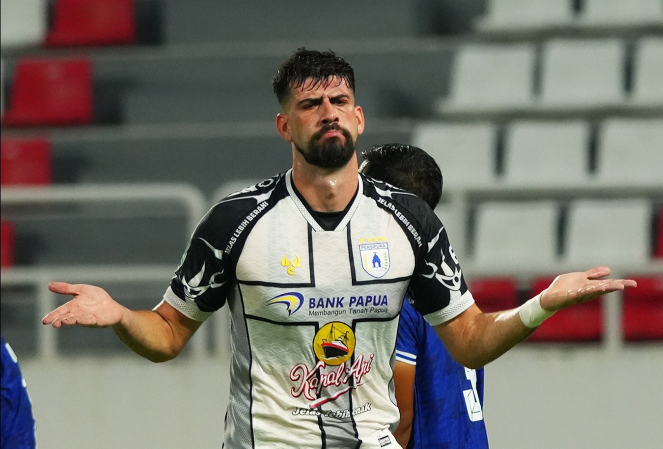 Selebrasi Matheus usai cetak gol.
