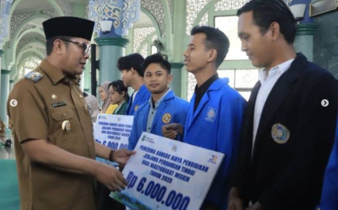 Wawali Tangerang Maryono menyerahkan bantuan Bansos Biaya Pendidikan Jenjang Perguruan Tinggi bagi Masyarakat Miskin Tahun 2025.