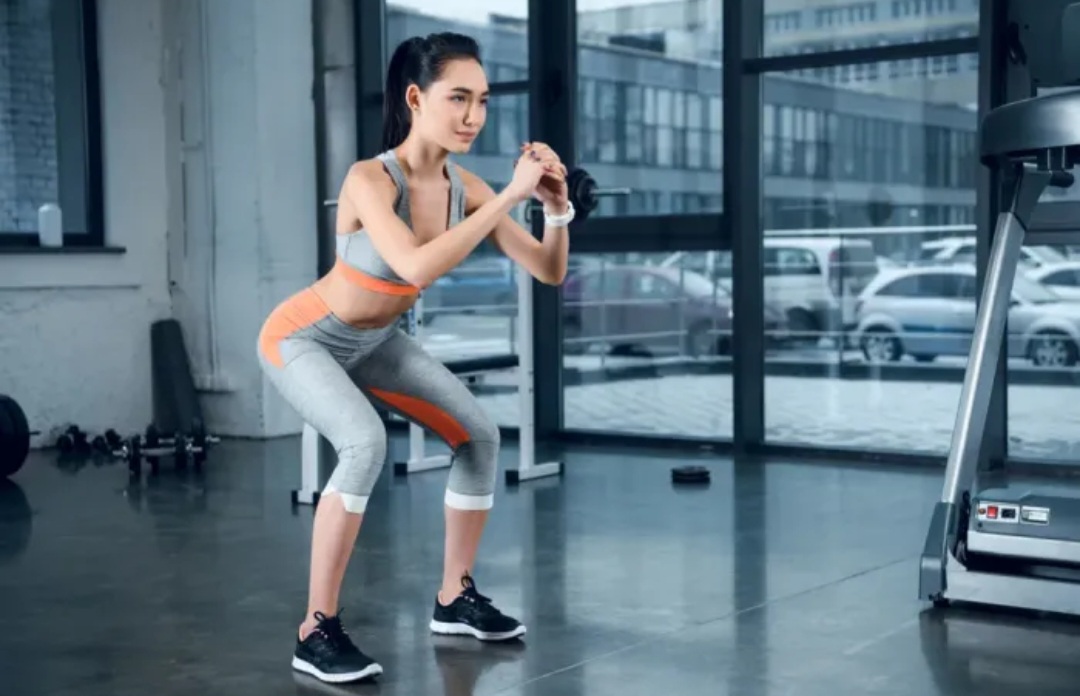 Squat membantu melatih otot paha, bokong, dan betis. Gerakan ini hanya mengandalkan berat badan sehingga aman bagi pemula.