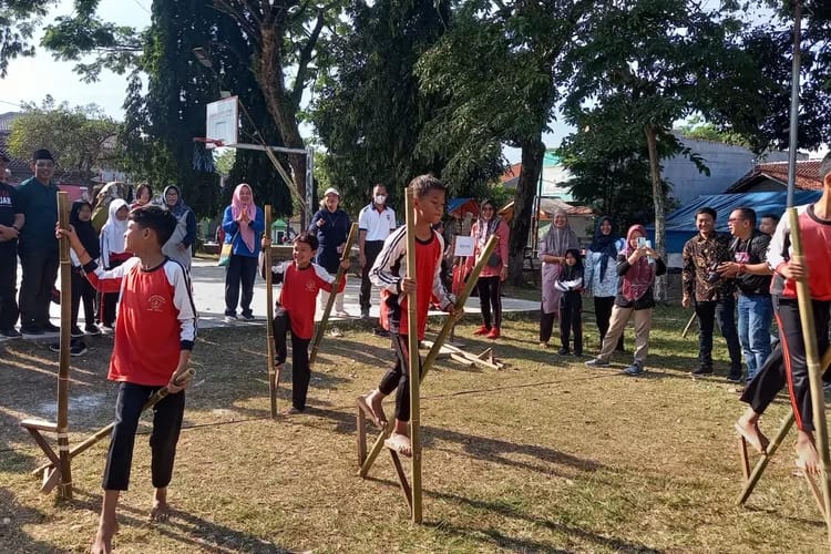 Permainan Tradisional Egrang