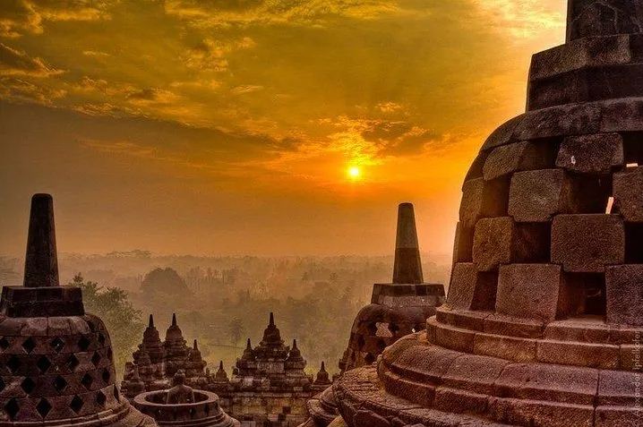 Ilustrasi sunrise Borobudur.