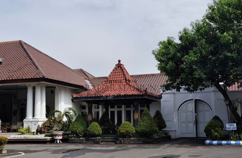 Rumah Dinas Bupati Ponorogo, atau yang biasa dikenal dengan nama Pringgitan.