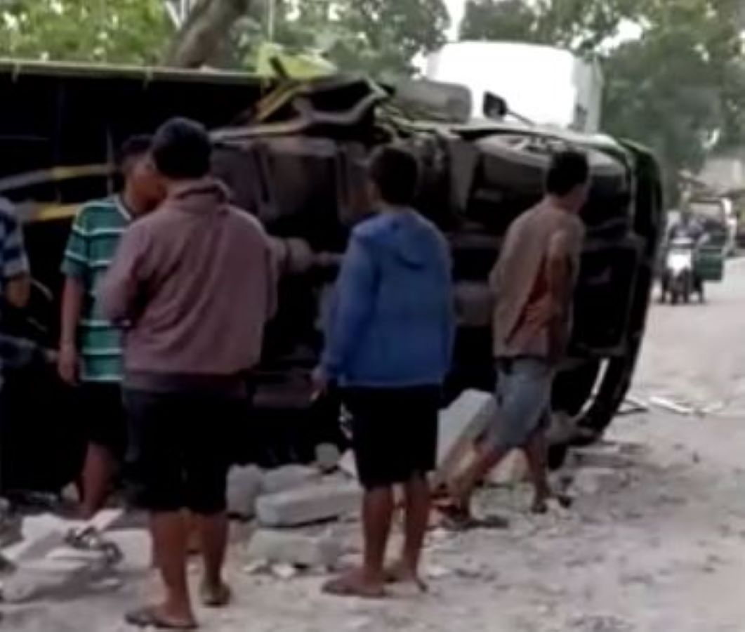 Kendaraan ringsek usai kecelakaan beruntun di Widodaren, Ngawi, pada Selasa pagi 18 November 2025.