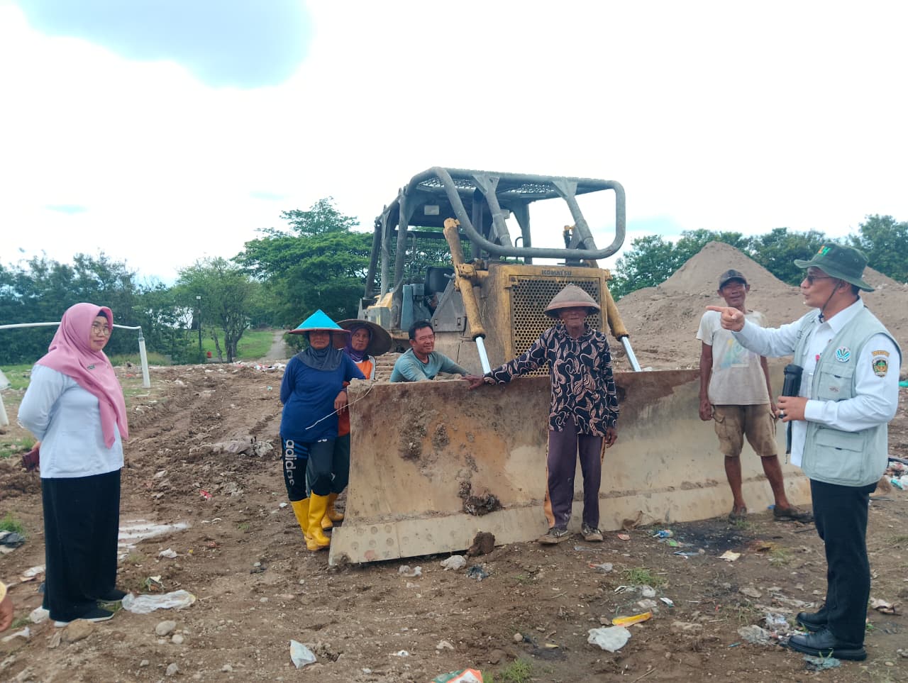 TURUN LAPANGAN: Zahrowi memberikan arahan kepada tim pemilah sampah di TPA Kaliabu, Mejayan.