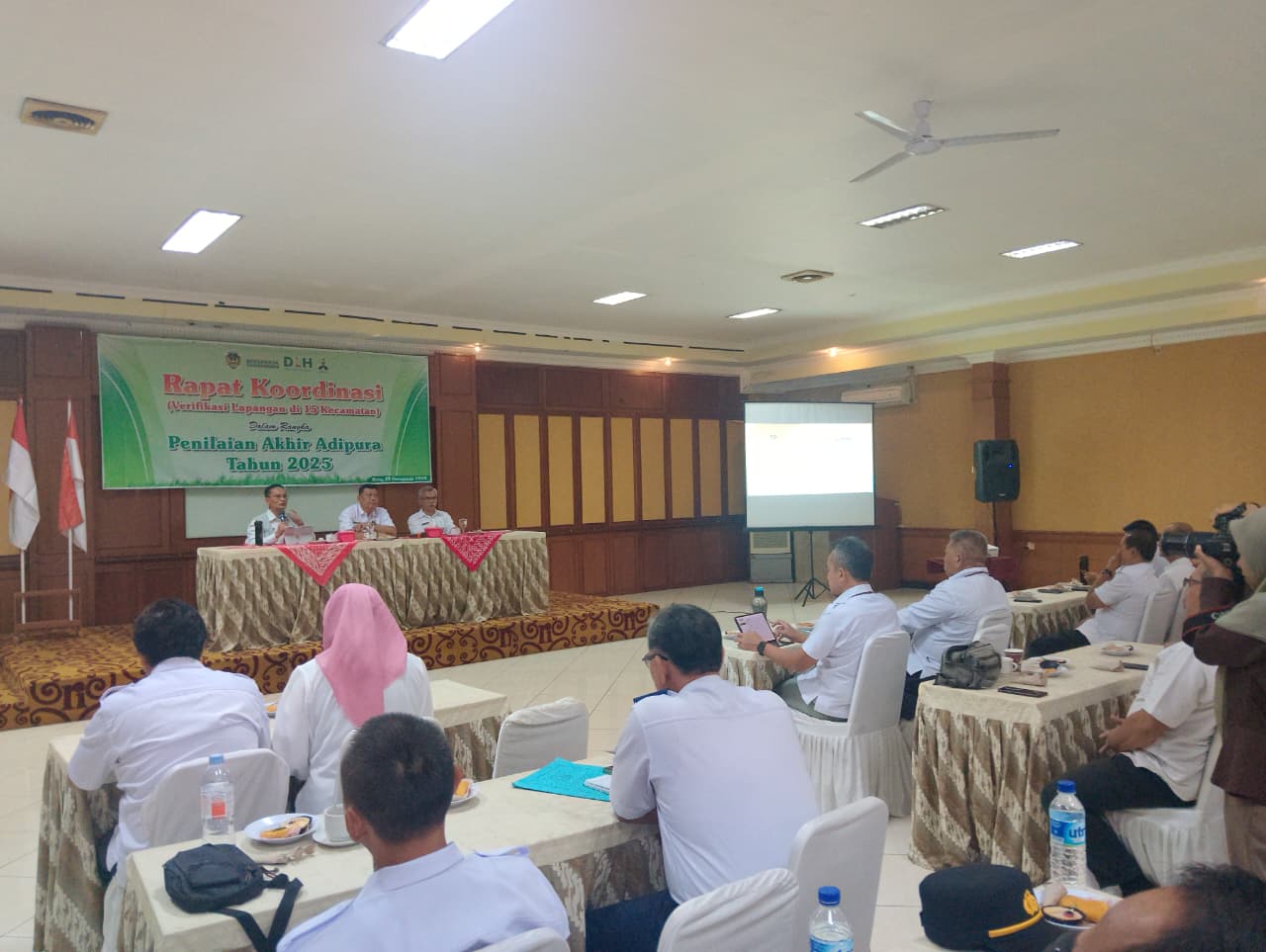 BERSIAP: Kepala DLH Kabupaten Madiun M Zahrowi memaparkan teknis penilaian dan strategsi meraih penghargaan Adipura saat rakor di rumah makan Taliroso, Caruban, Rabu (19/11).